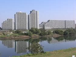 多摩川越しから見た下丸子に立ち並ぶマンション(出典:PIXTA)